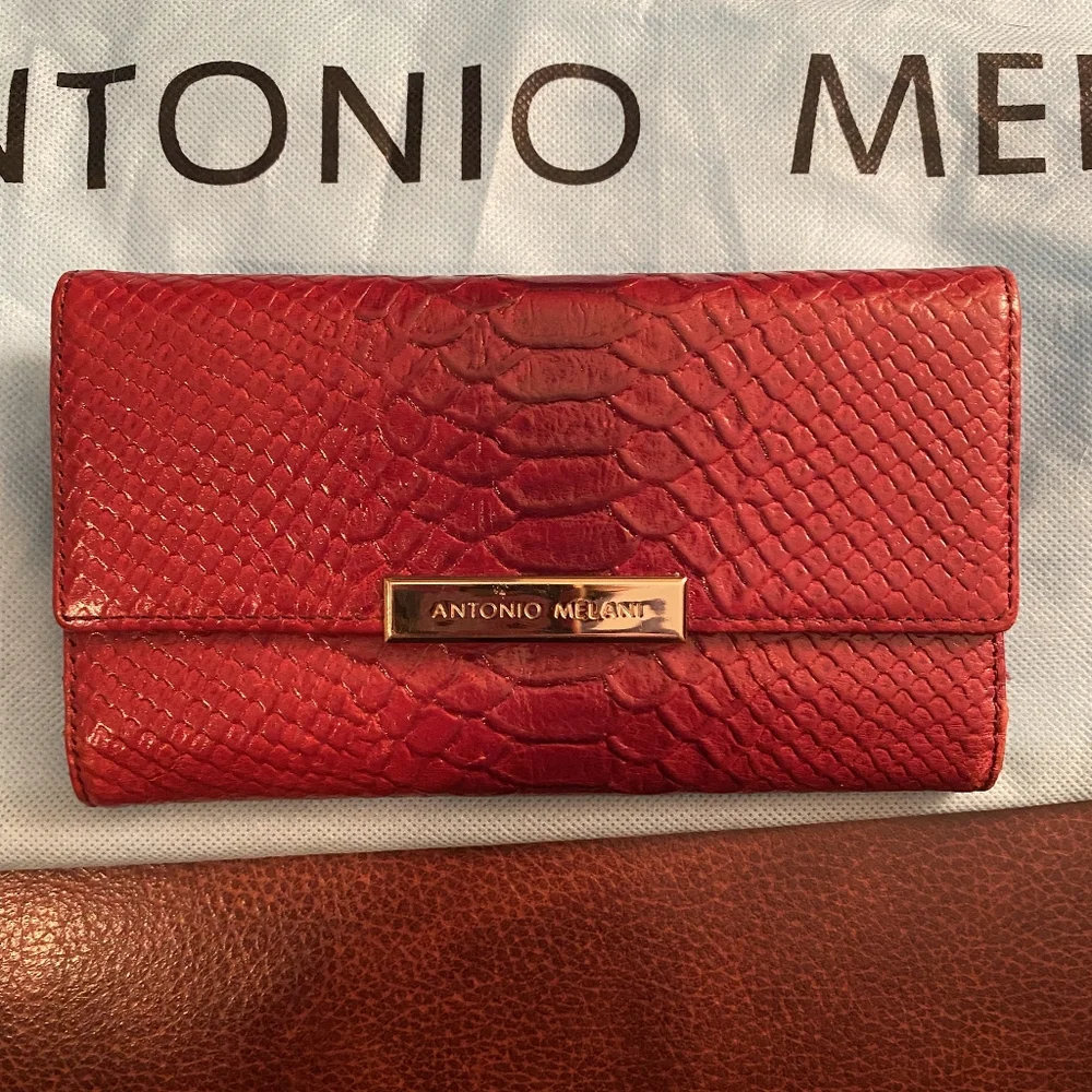 REDUCED!! NWOT Antonio Melani Red Crocodile Embossed Handbag and Wallet Set - Picture 6 of 12